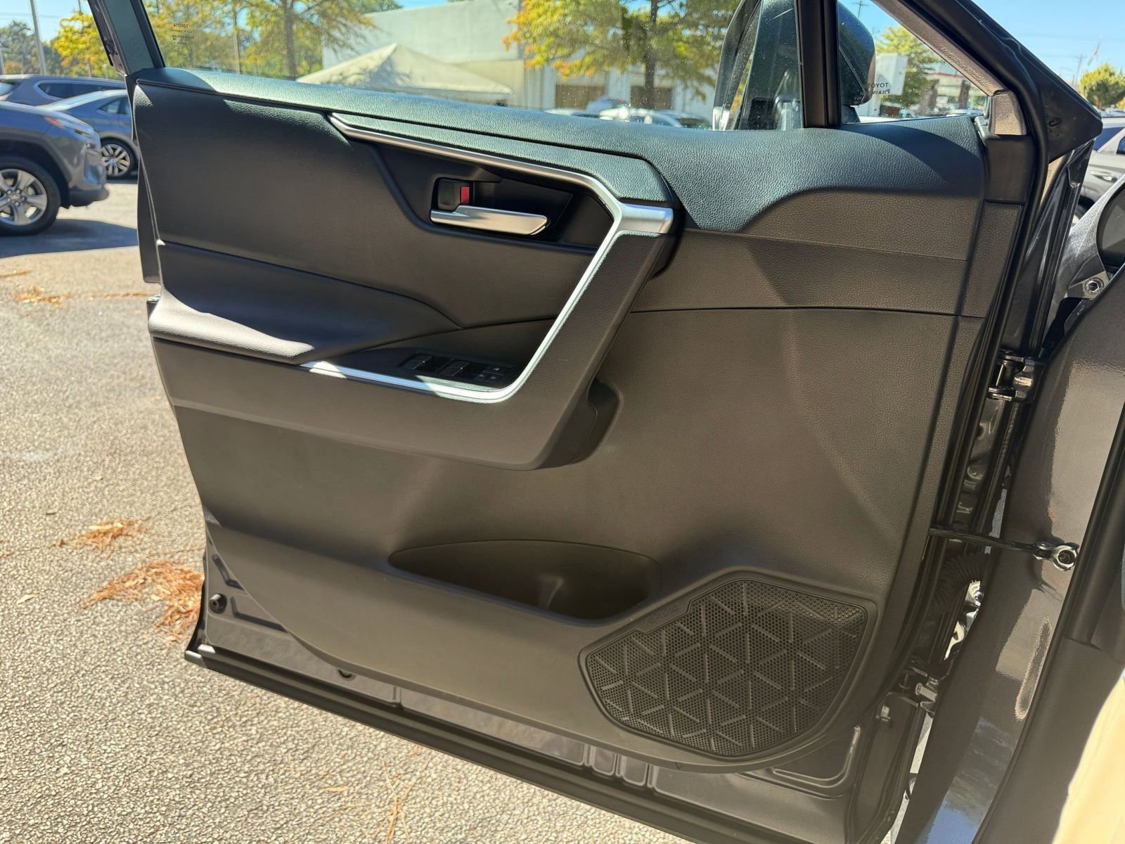 Used 2025 Toyota RAV4 XLE image 20