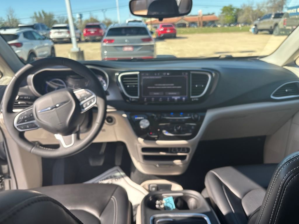 Used 2023 Chrysler Pacifica Touring-L image 12