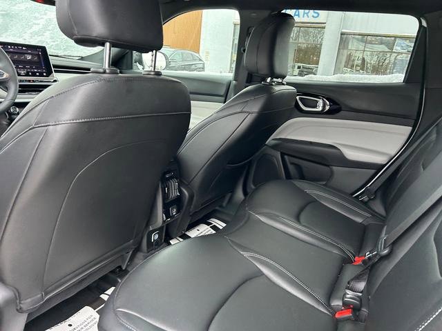 Used 2025 Jeep Compass Limited image 14