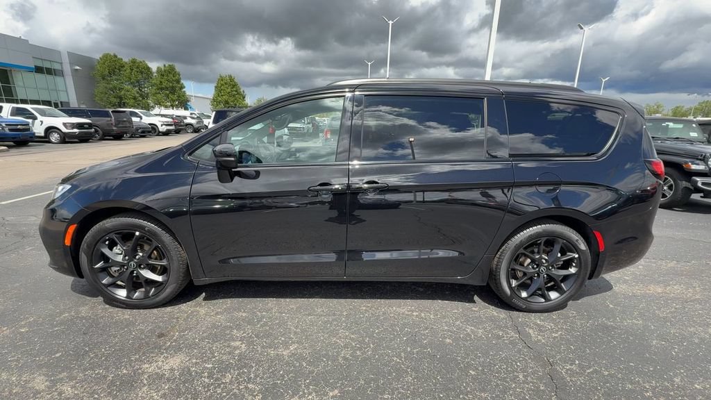 Used 2025 Chrysler Pacifica Limited FWD image 5