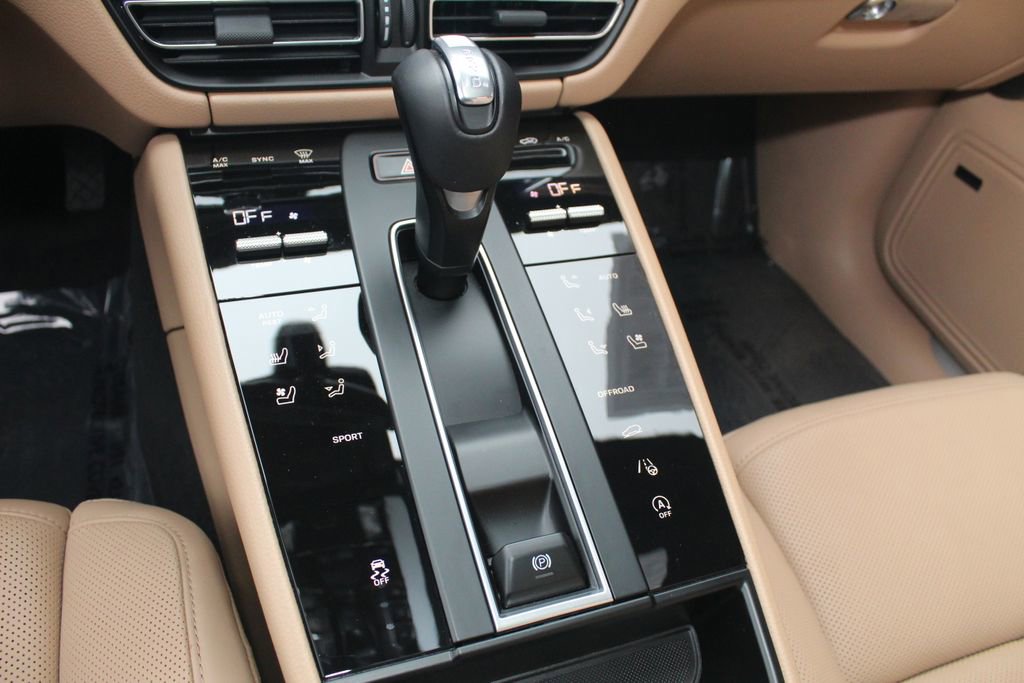 Certified 2025 Porsche Macan AWD/4WD image 16