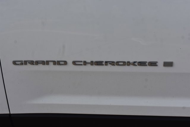 Used 2023 Jeep Grand Cherokee Laredo AWD/4WD image 12