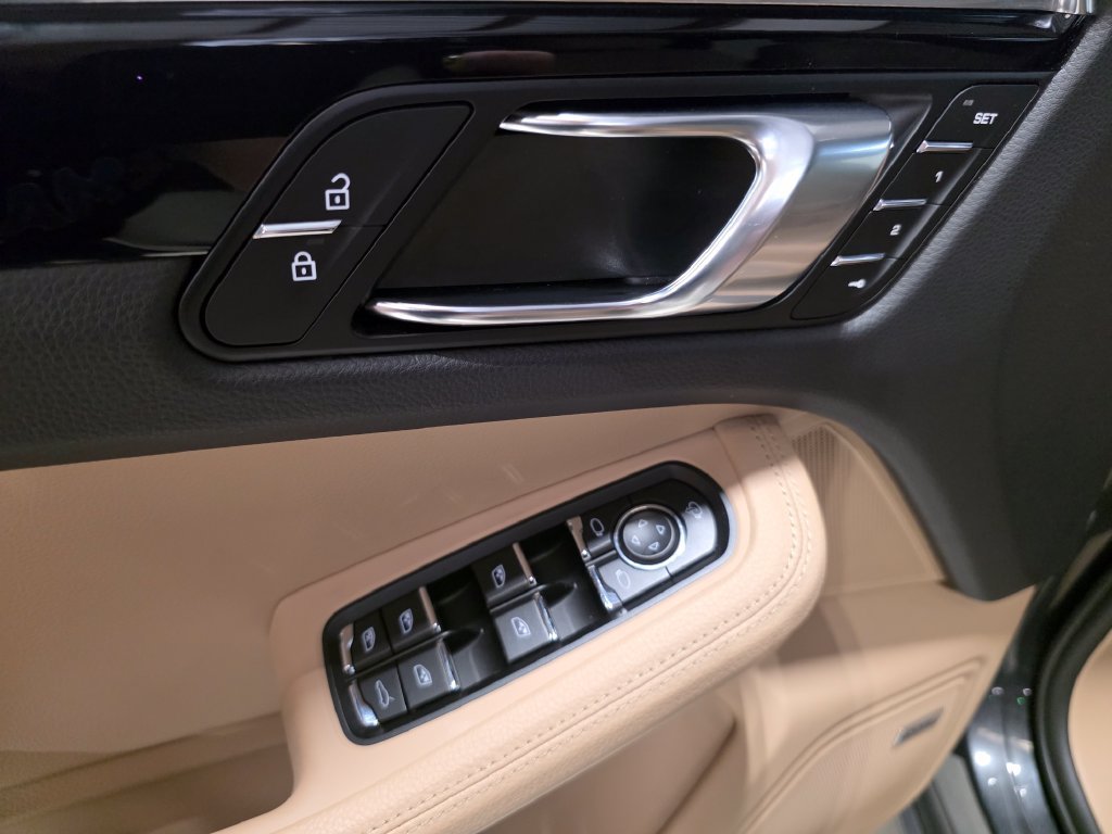 Certified 2026 Porsche Macan AWD/4WD image 23