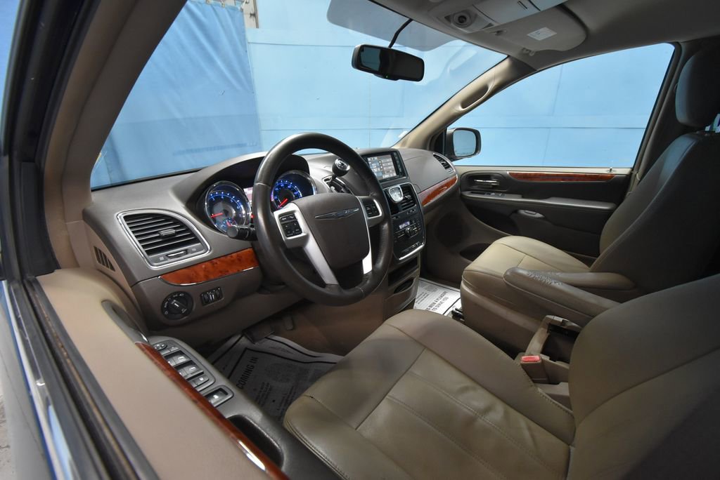 Used 2016 Chrysler Town & Country Touring FWD image 2