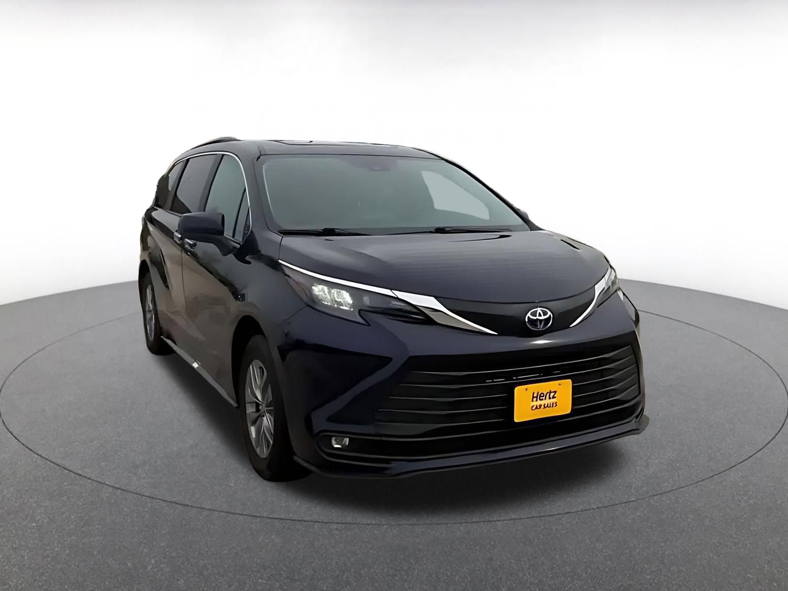 Used 2025 Toyota Sienna XLE FWD image 3