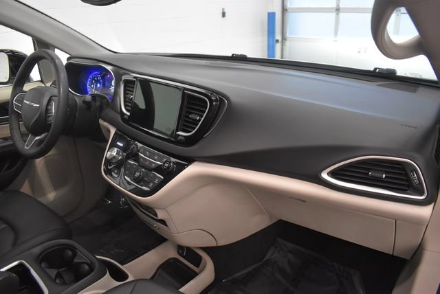Used 2024 Chrysler Pacifica Touring-L FWD image 18