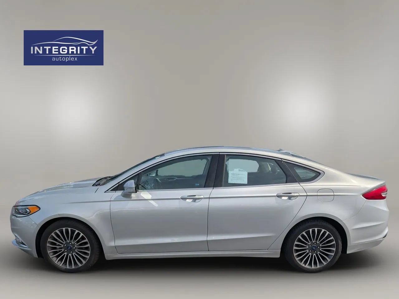 Used 2017 Ford Fusion SE w/ Fusion SE Technology Package FWD image 3