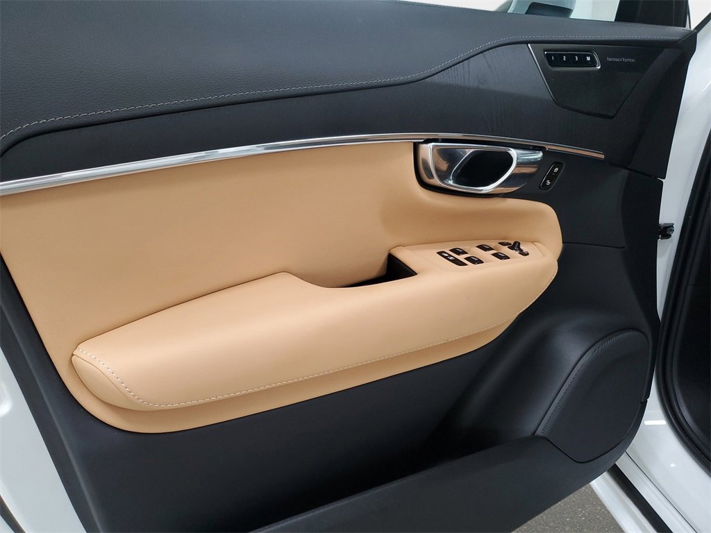 Used 2025 Volvo XC90 T8 Ultra w/ Protection Package Premier image 15