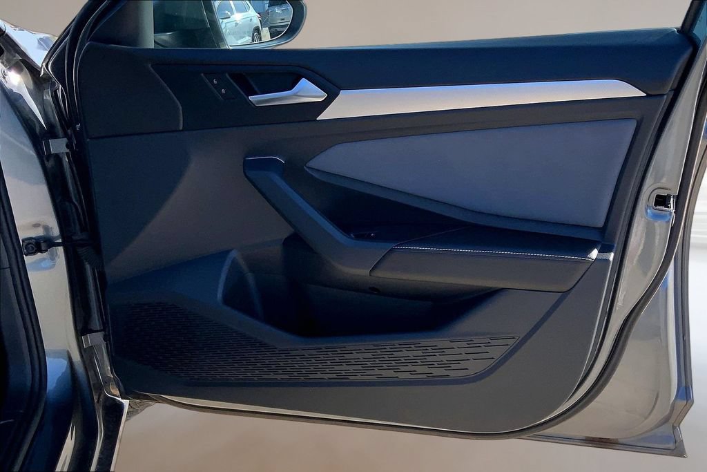 Certified 2025 Volkswagen Jetta SE FWD image 23