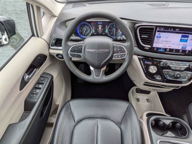 Used 2024 Chrysler Pacifica Touring-L FWD image 17