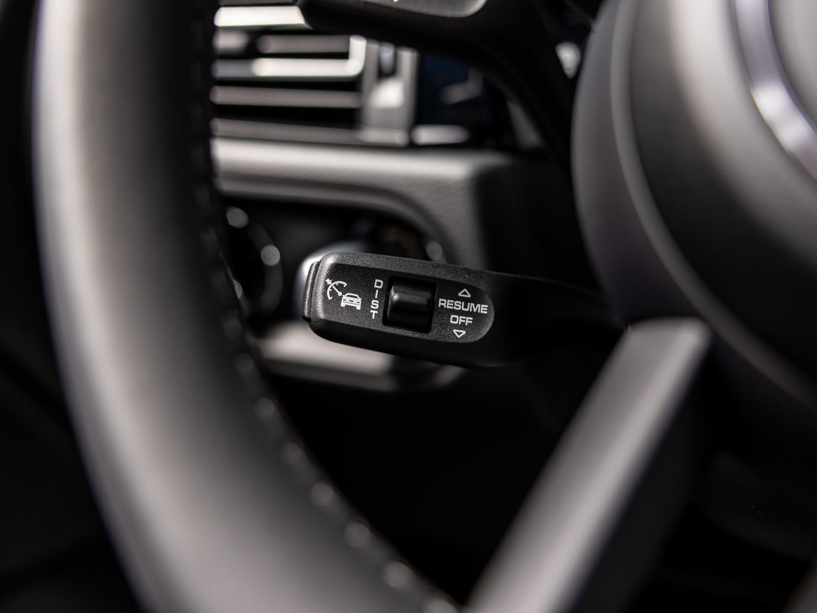 Certified 2025 Porsche Macan AWD/4WD image 35