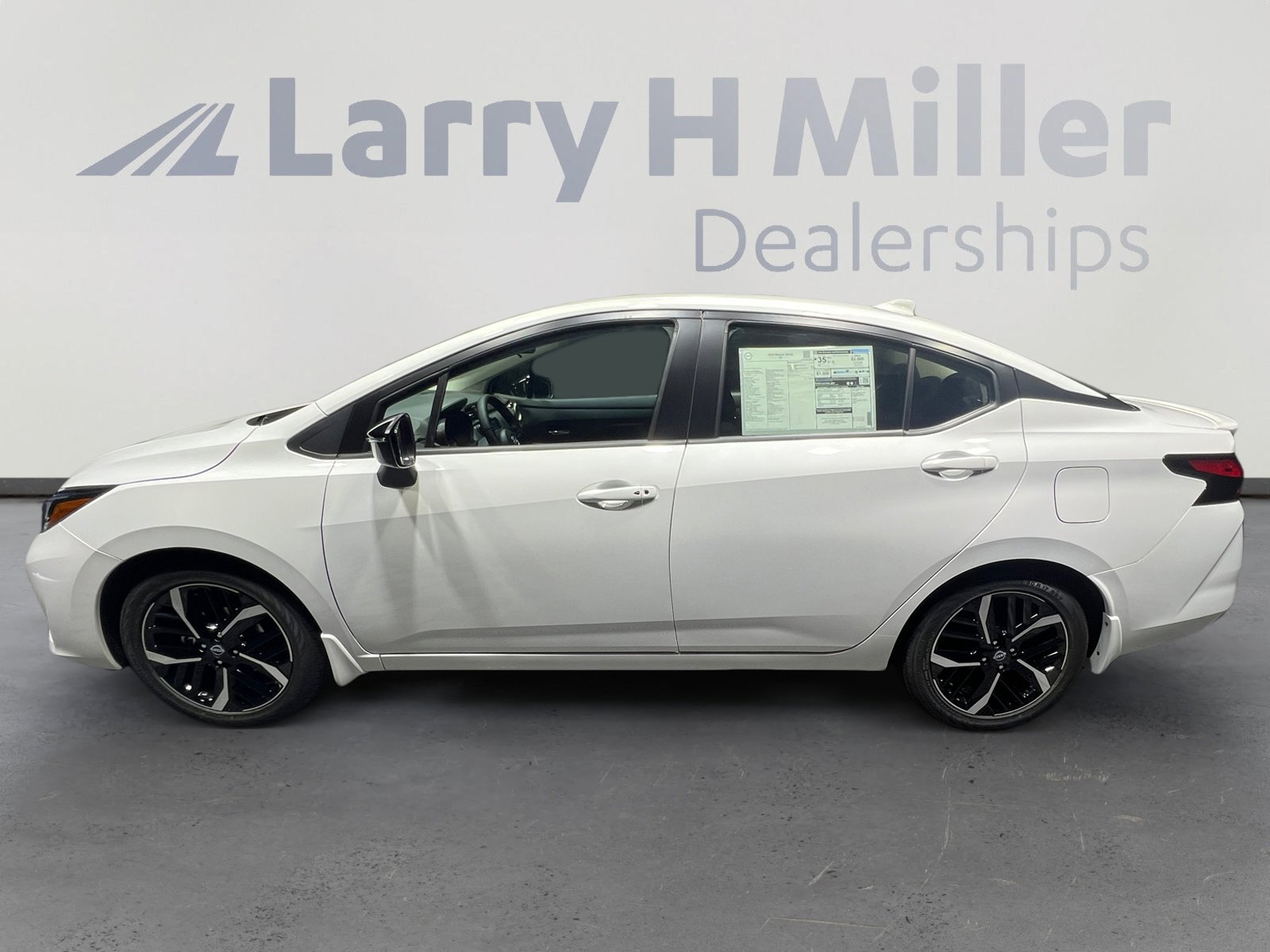 New 2025 Nissan Versa SR w/ Trunk Package image 2