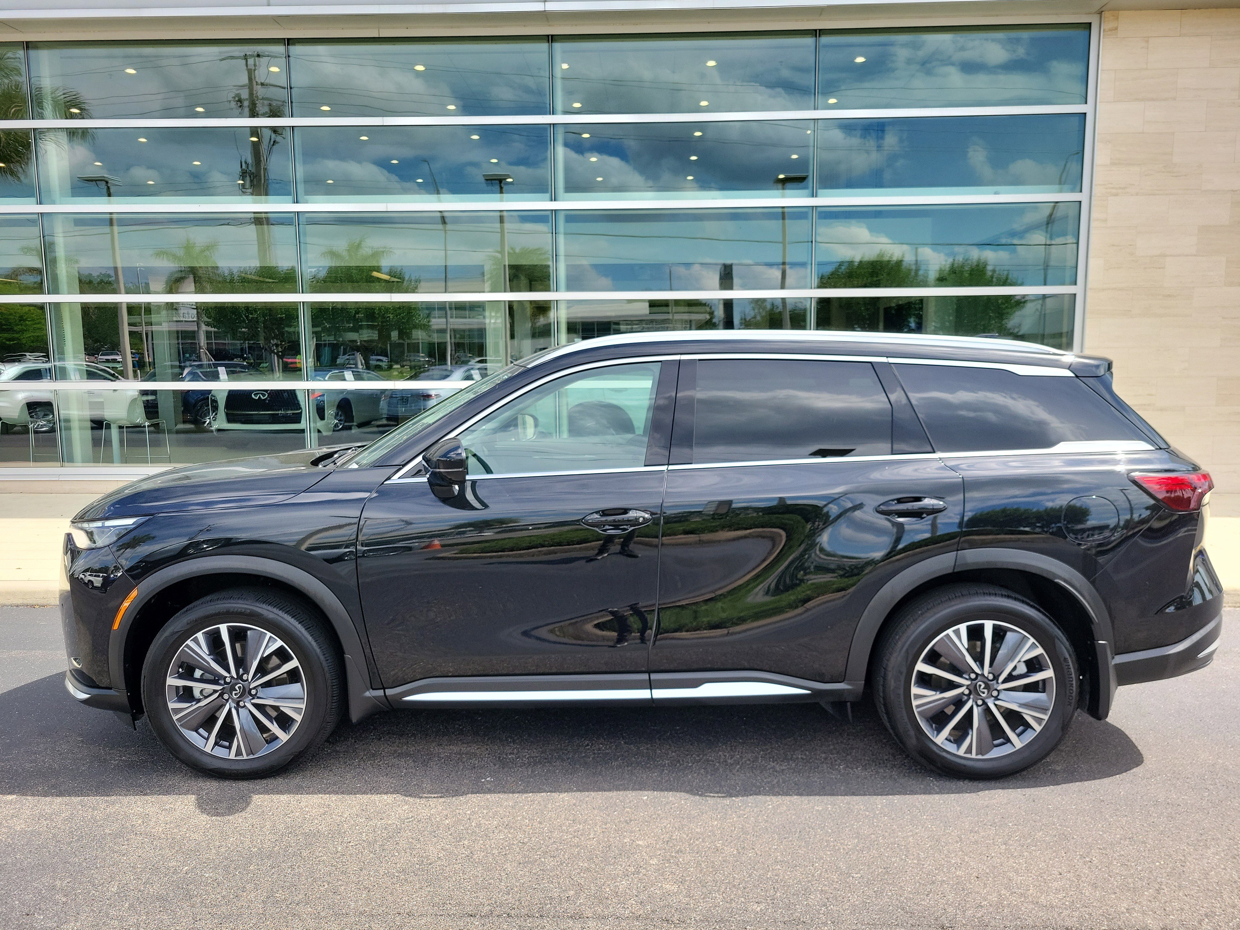 Certified 2026 INFINITI QX60 Luxe w/ Cargo Package FWD image 7