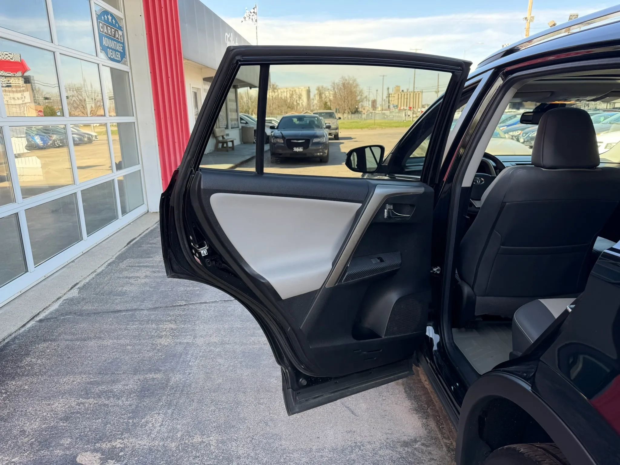 Used 2015 Toyota RAV4 Limited w/ Technology Package AWD/4WD image 10
