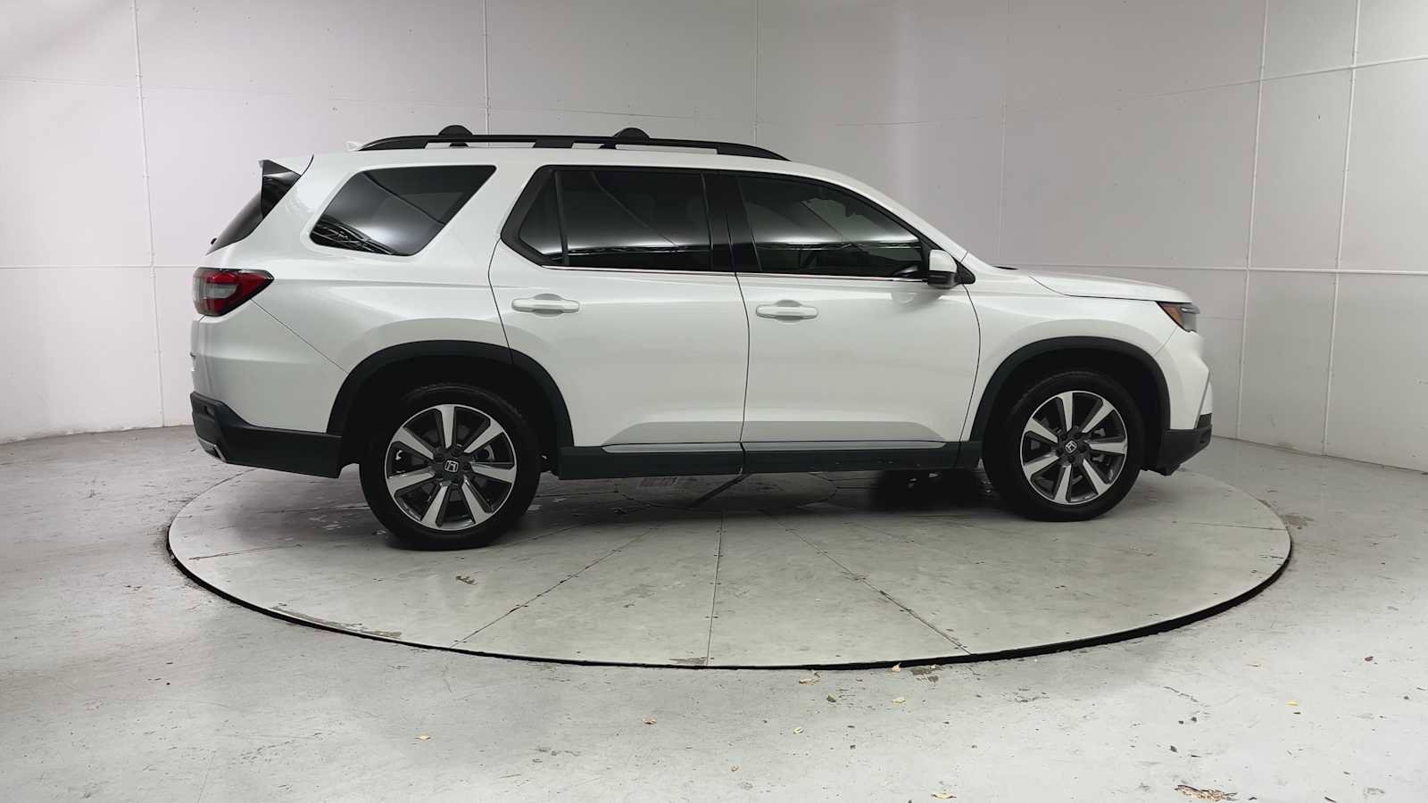 Used 2023 Honda Pilot Touring image 9