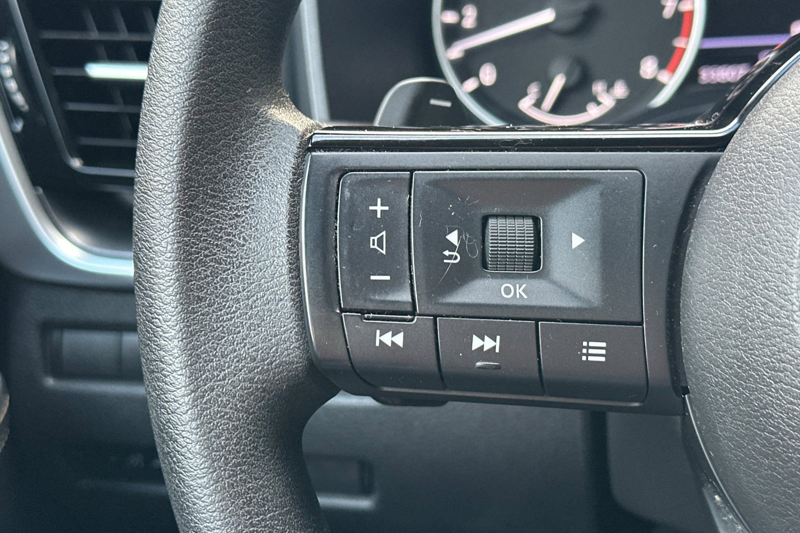 Used 2022 Nissan Rogue SV image 31