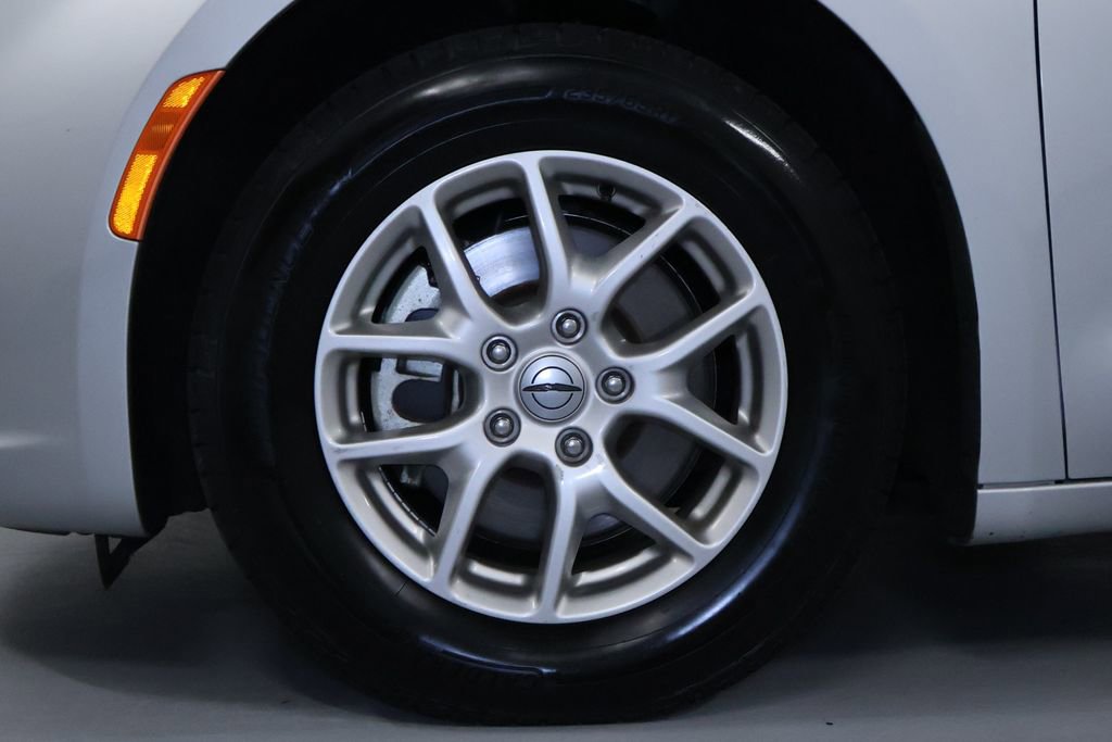 Used 2024 Chrysler Pacifica Touring-L image 36