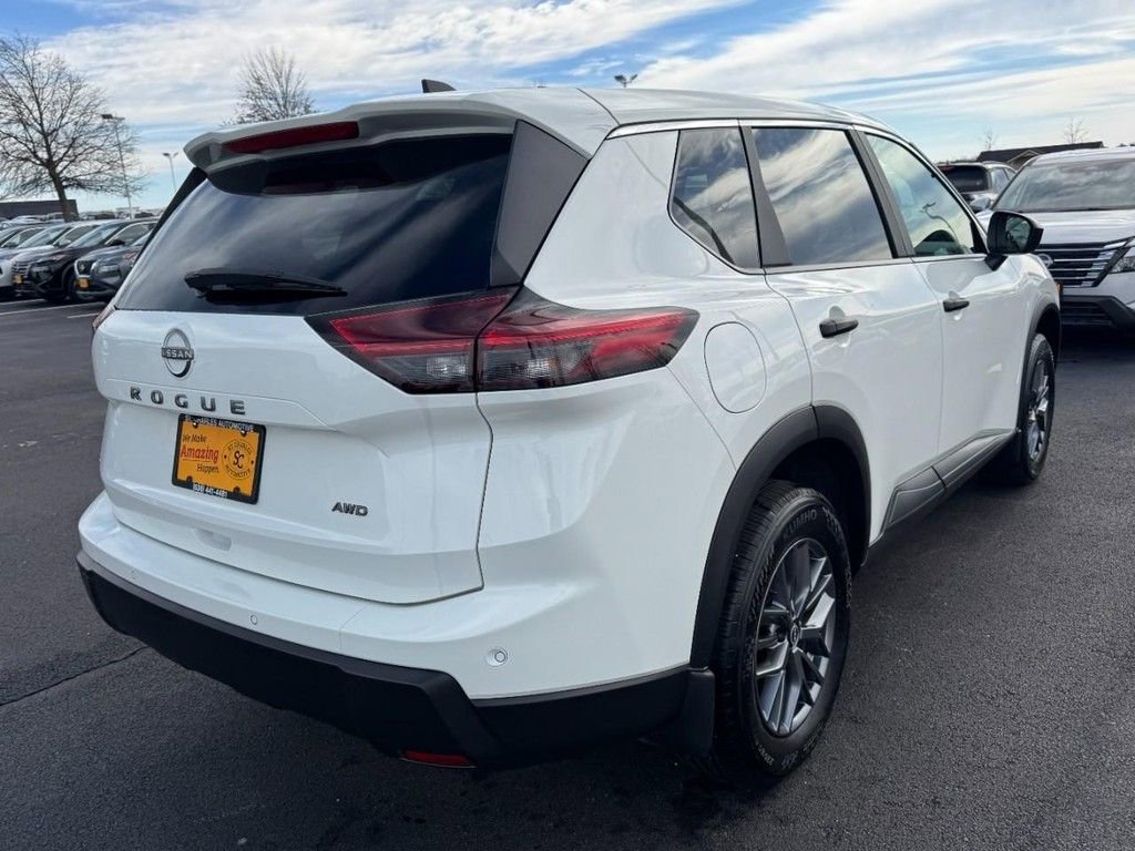 Used 2025 Nissan Rogue S image 3
