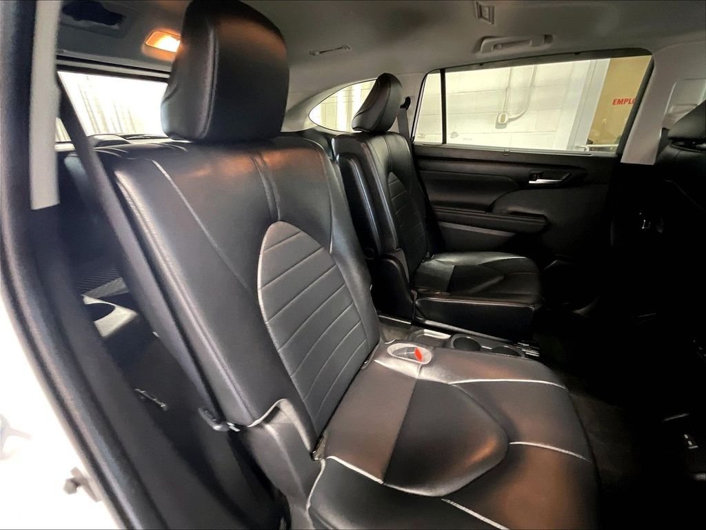 Used 2023 Toyota Highlander XLE AWD/4WD image 16