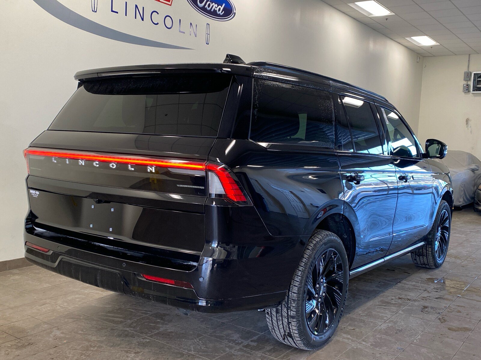 New 2026 Lincoln Navigator Reserve w/ Jet Appearance Package AWD/4WD image 10