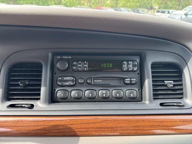 Used 2003 Ford Crown Victoria RWD image 14