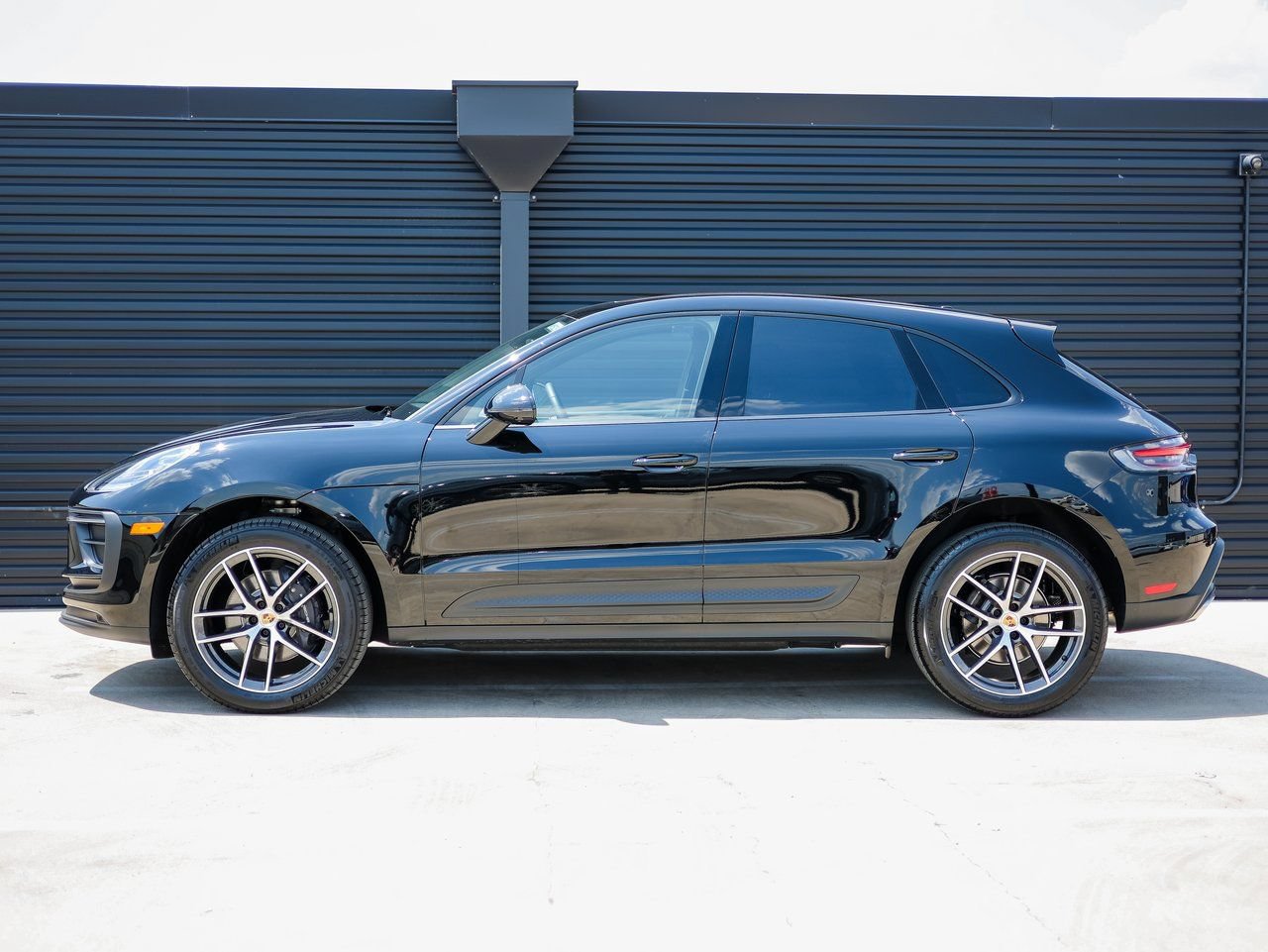 Certified 2026 Porsche Macan AWD/4WD image 2