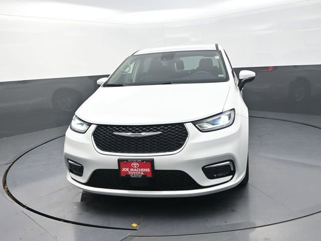 Used 2023 Chrysler Pacifica Touring-L image 2