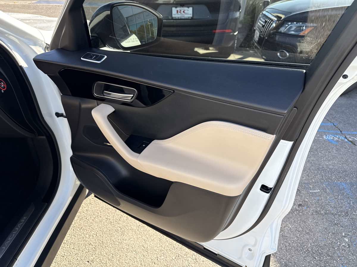 Used 2018 Jaguar F-PACE Premium image 21