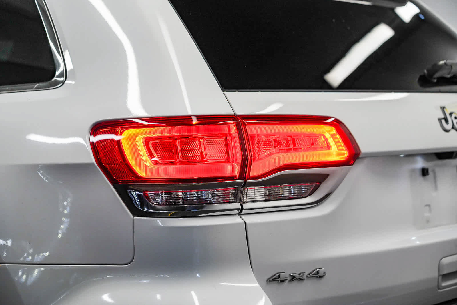 Used 2018 Jeep Grand Cherokee Limited AWD/4WD image 11