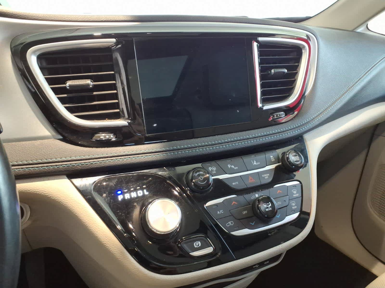 Used 2018 Chrysler Pacifica Limited w/ Advanced Safetytec Group FWD image 13