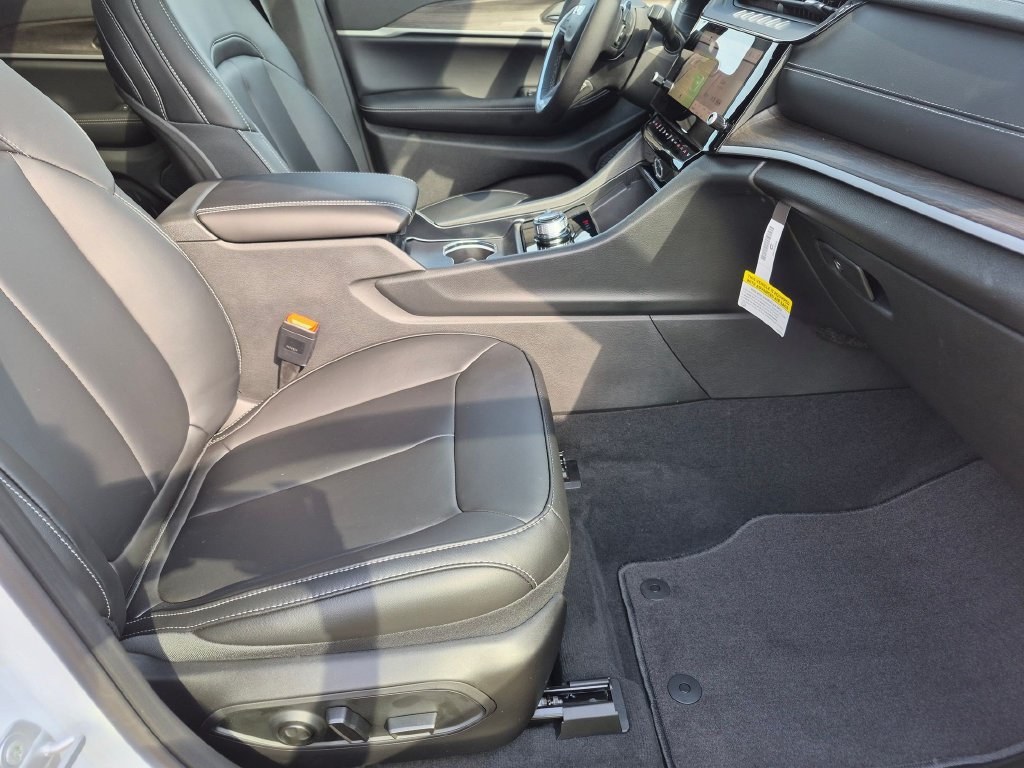 New 2026 Jeep Grand Cherokee Limited w/ Limited Altitude Package AWD/4WD image 29