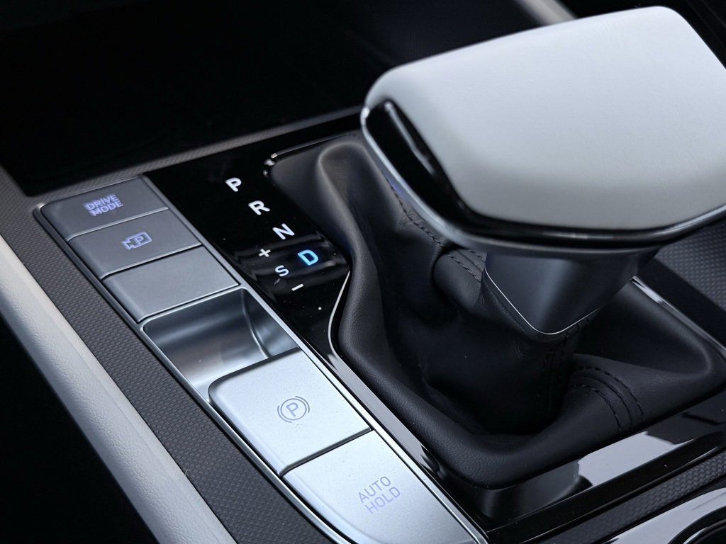 New 2025 Hyundai Elantra Limited image 18