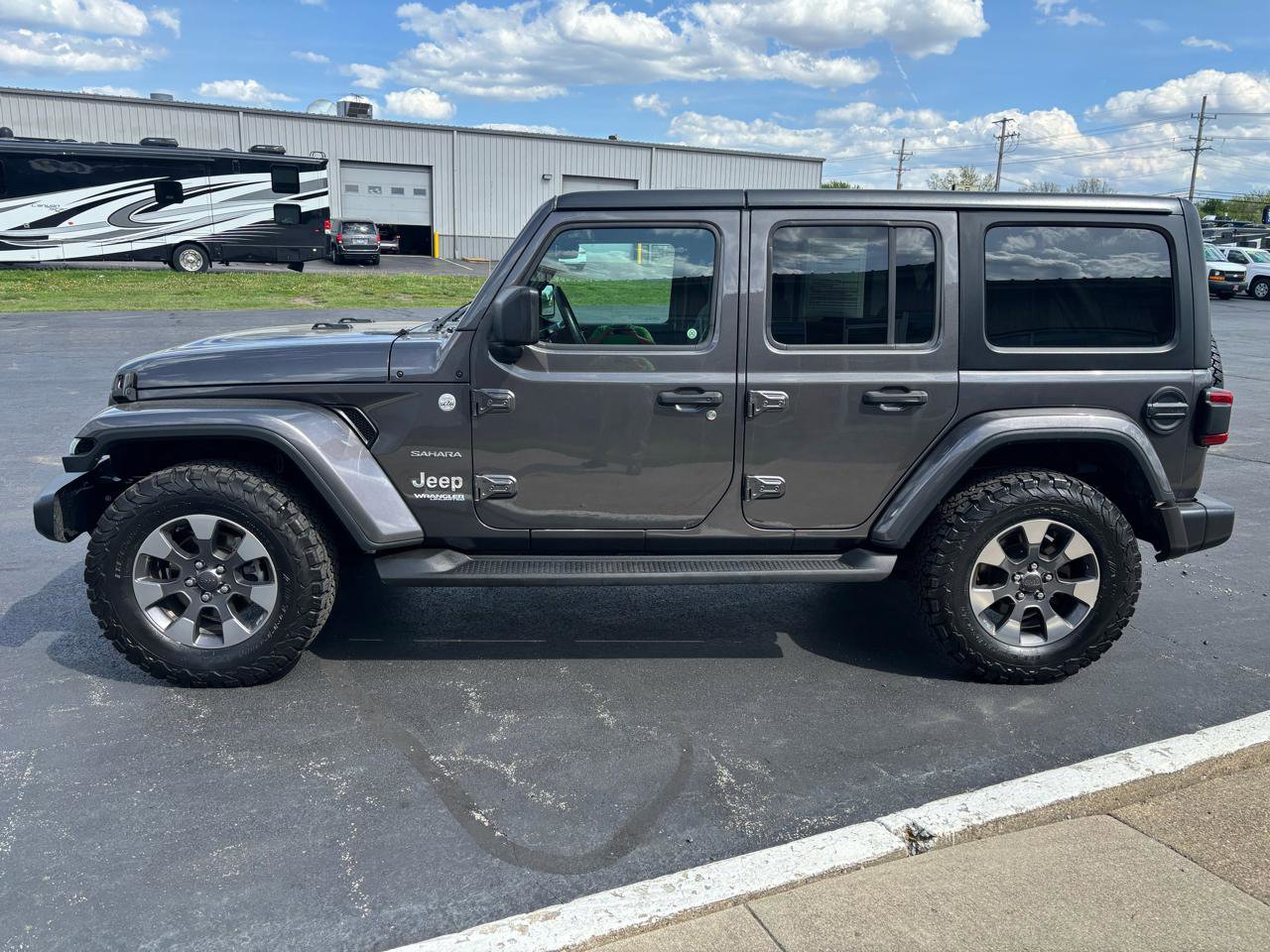 Used 2018 Jeep Wrangler Unlimited Sahara AWD/4WD image 6