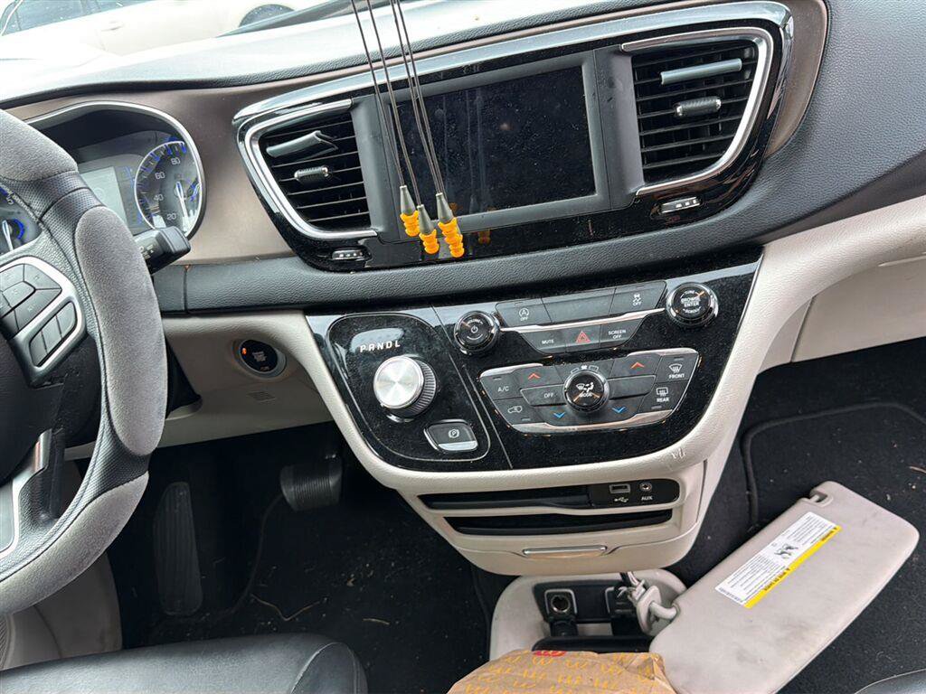 Used 2020 Chrysler Voyager Lxi FWD image 15