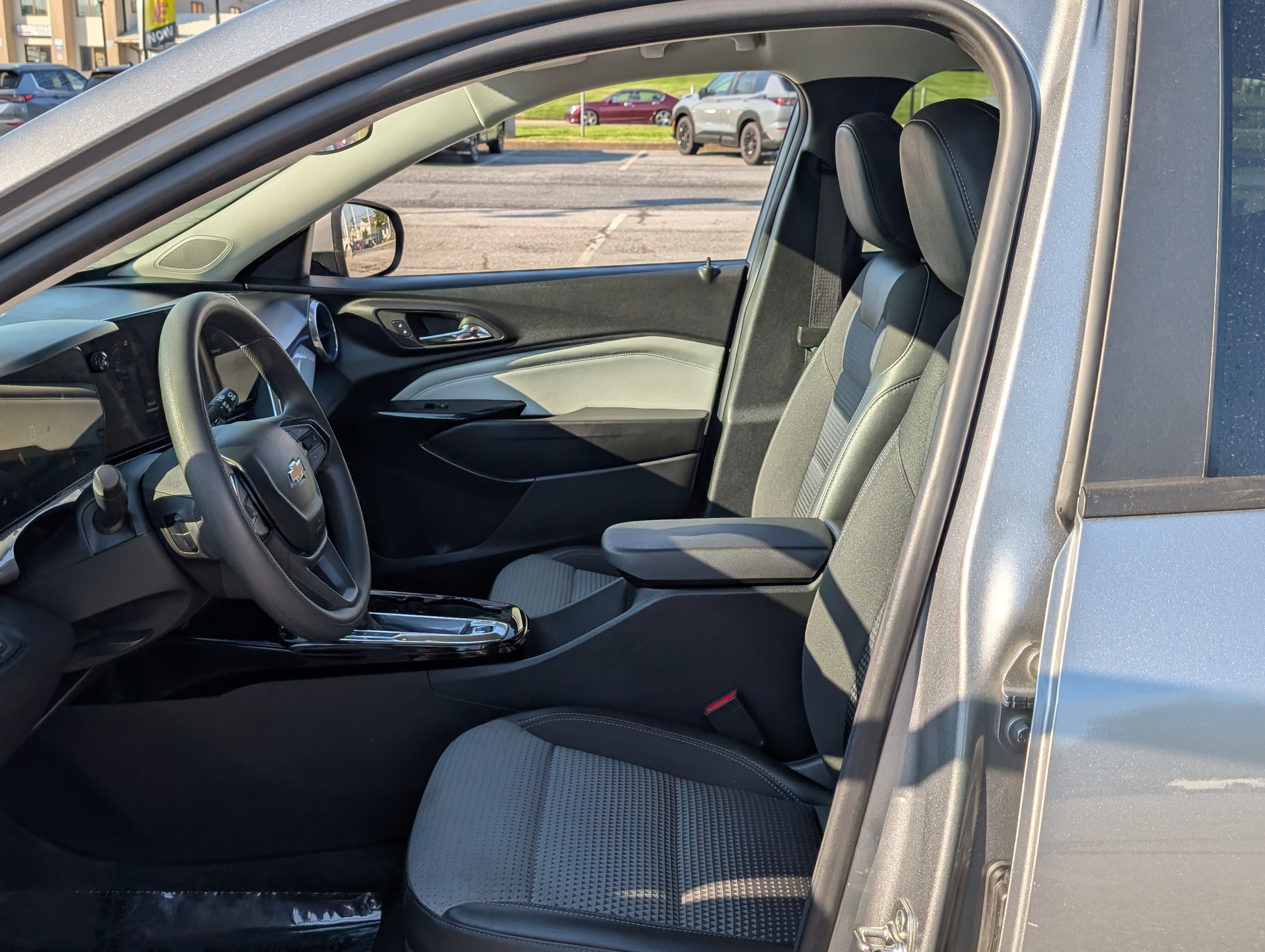 Used 2024 Chevrolet Trax LT FWD image 15