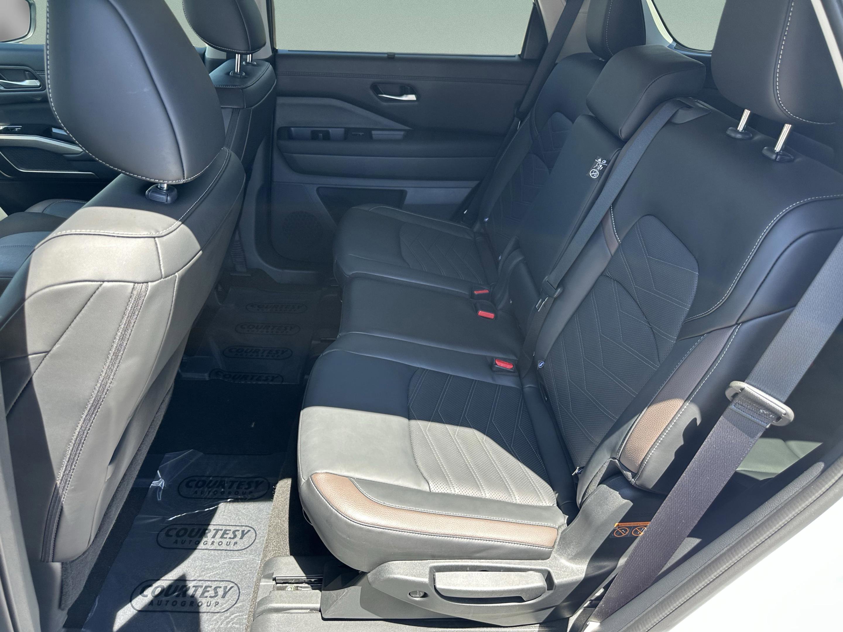 Certified 2025 Nissan Pathfinder Platinum w/ Cargo Package FWD image 18