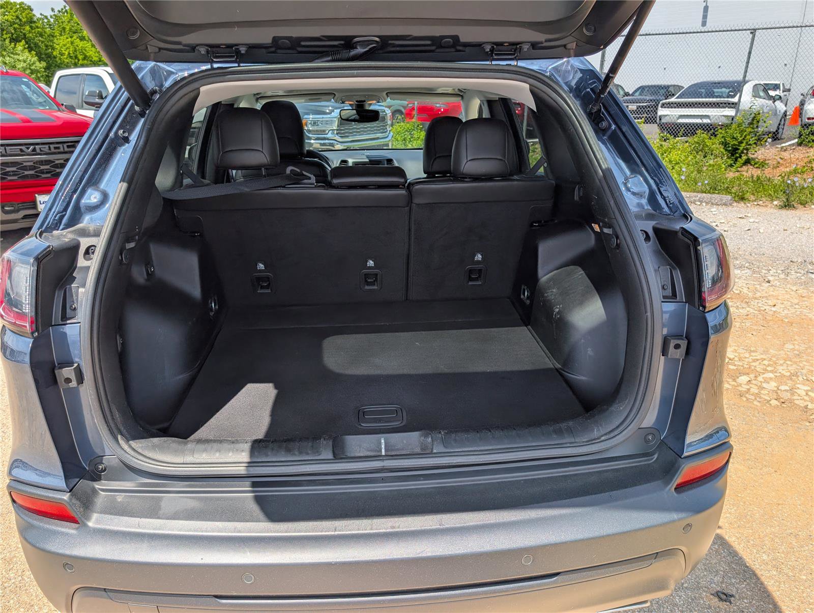 Used 2019 Jeep Cherokee Latitude Plus w/ Comfort/Convenience Group AWD/4WD image 13