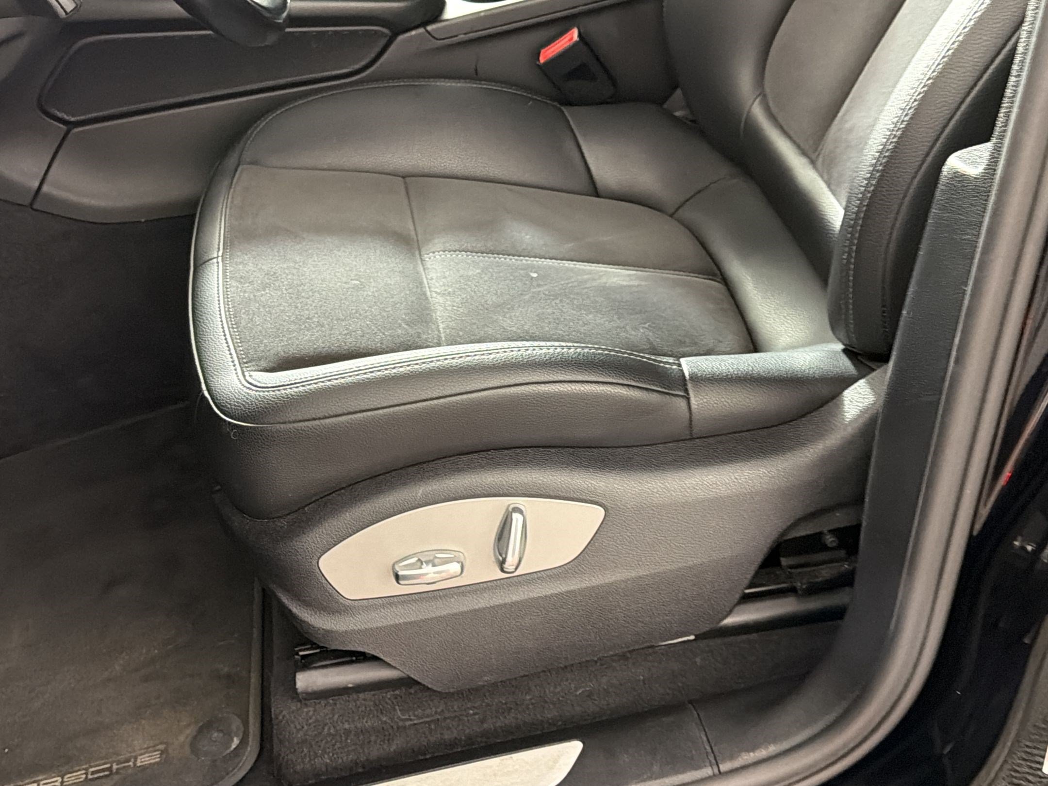 Used 2021 Porsche Macan S AWD/4WD image 14