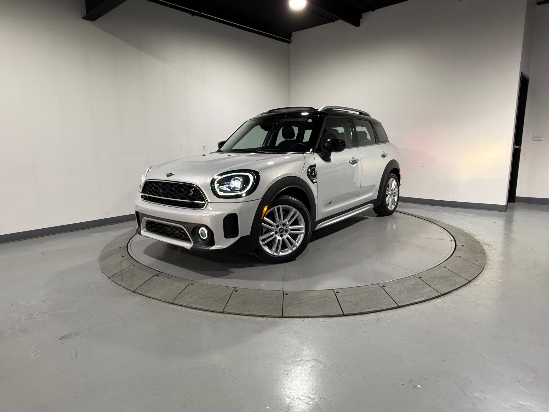Used 2023 MINI Cooper Countryman S w/ Signature Upholstery Package image 4