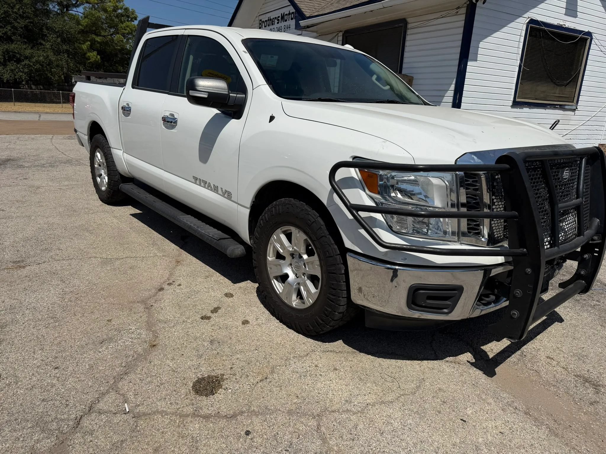 Used 2018 Nissan Titan SV AWD/4WD image 2