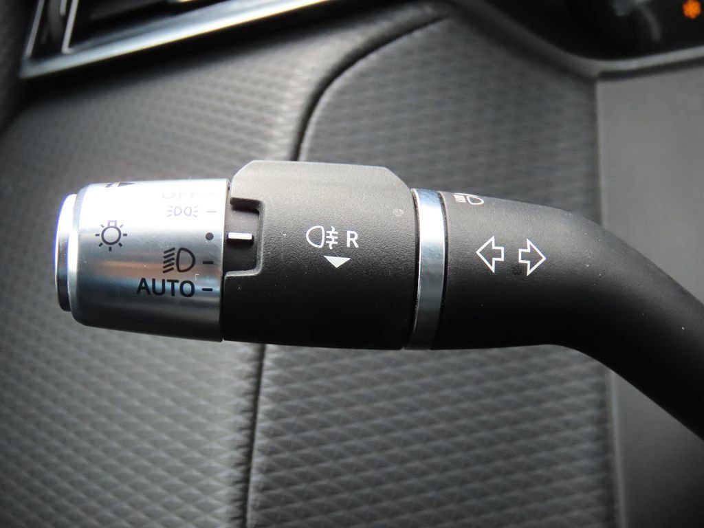 Used 2021 Land Rover Range Rover Velar R-Dynamic S image 36