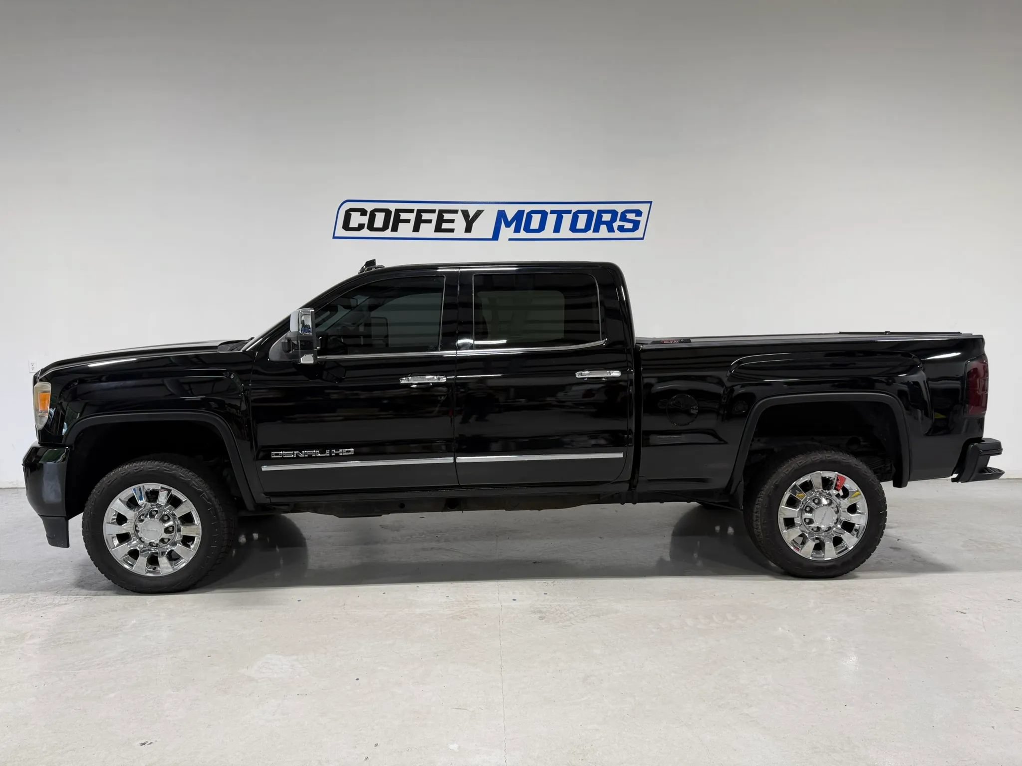 Used 2016 GMC Sierra 2500 Denali w/ Duramax Plus Package AWD/4WD image 3