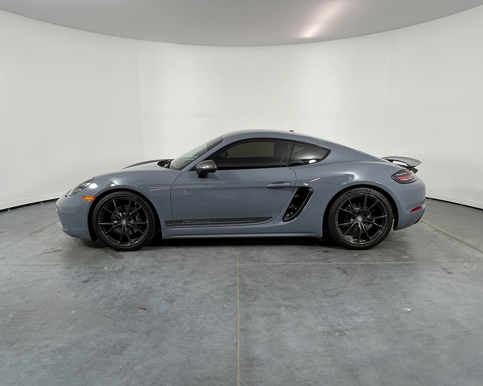 Used 2023 Porsche 718 Cayman image 2