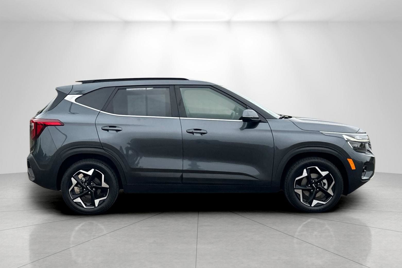 Used 2024 Kia Seltos EX FWD image 2