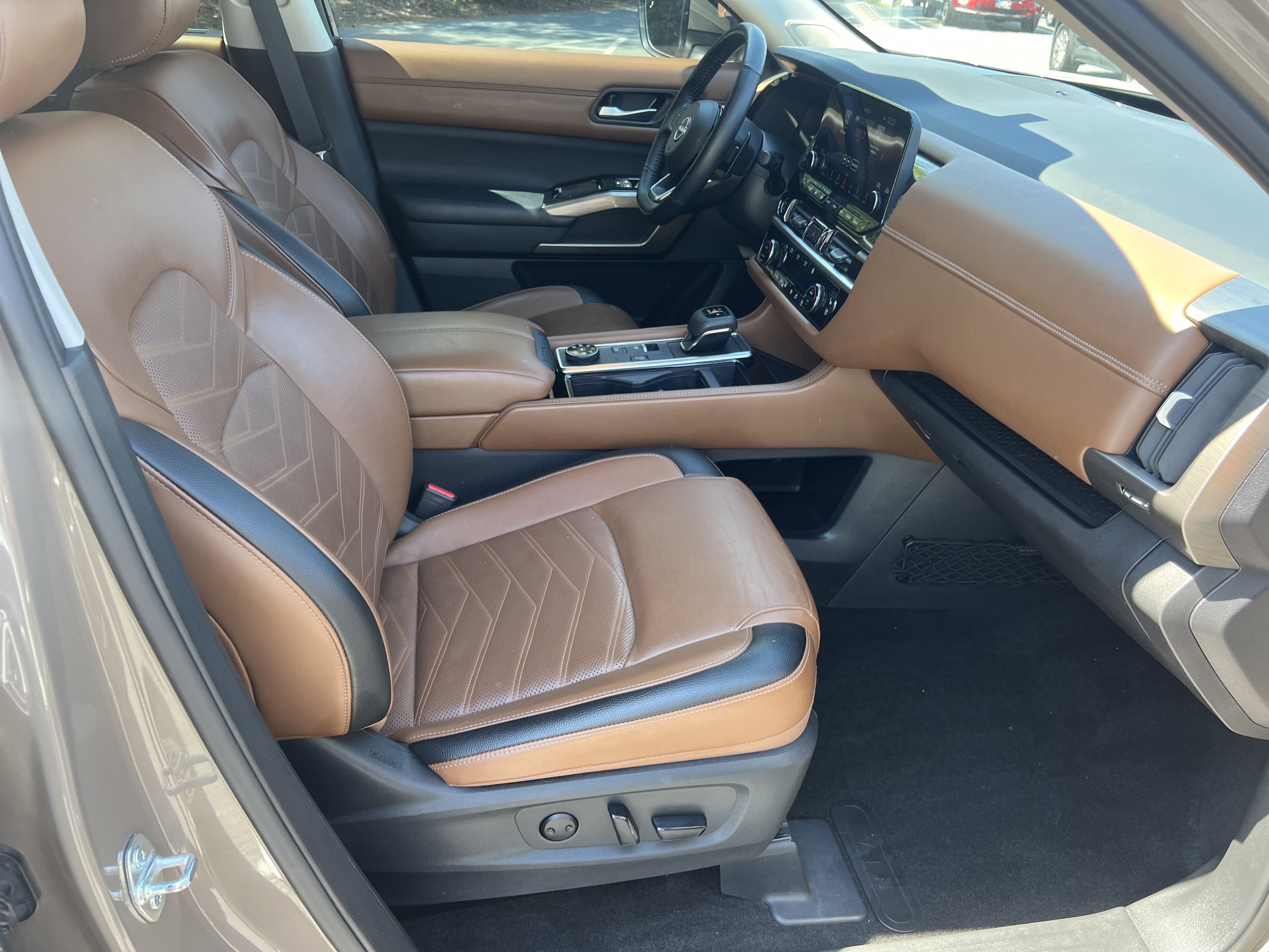 Used 2024 Nissan Pathfinder Platinum w/ Cargo Package image 17