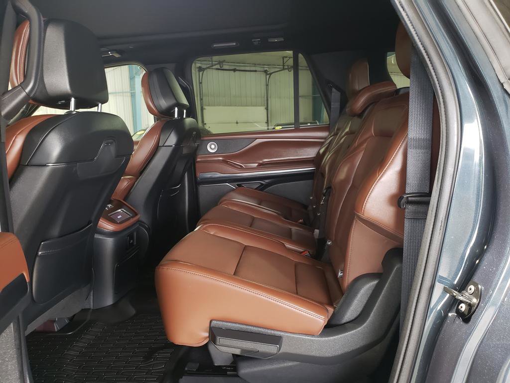 Used 2025 Lincoln Navigator L Reserve image 12