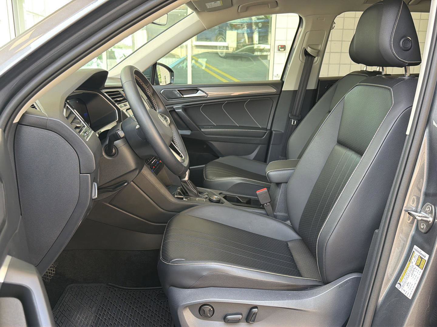 Certified 2024 Volkswagen Tiguan SE w/ Panoramic Sunroof Package AWD/4WD image 15