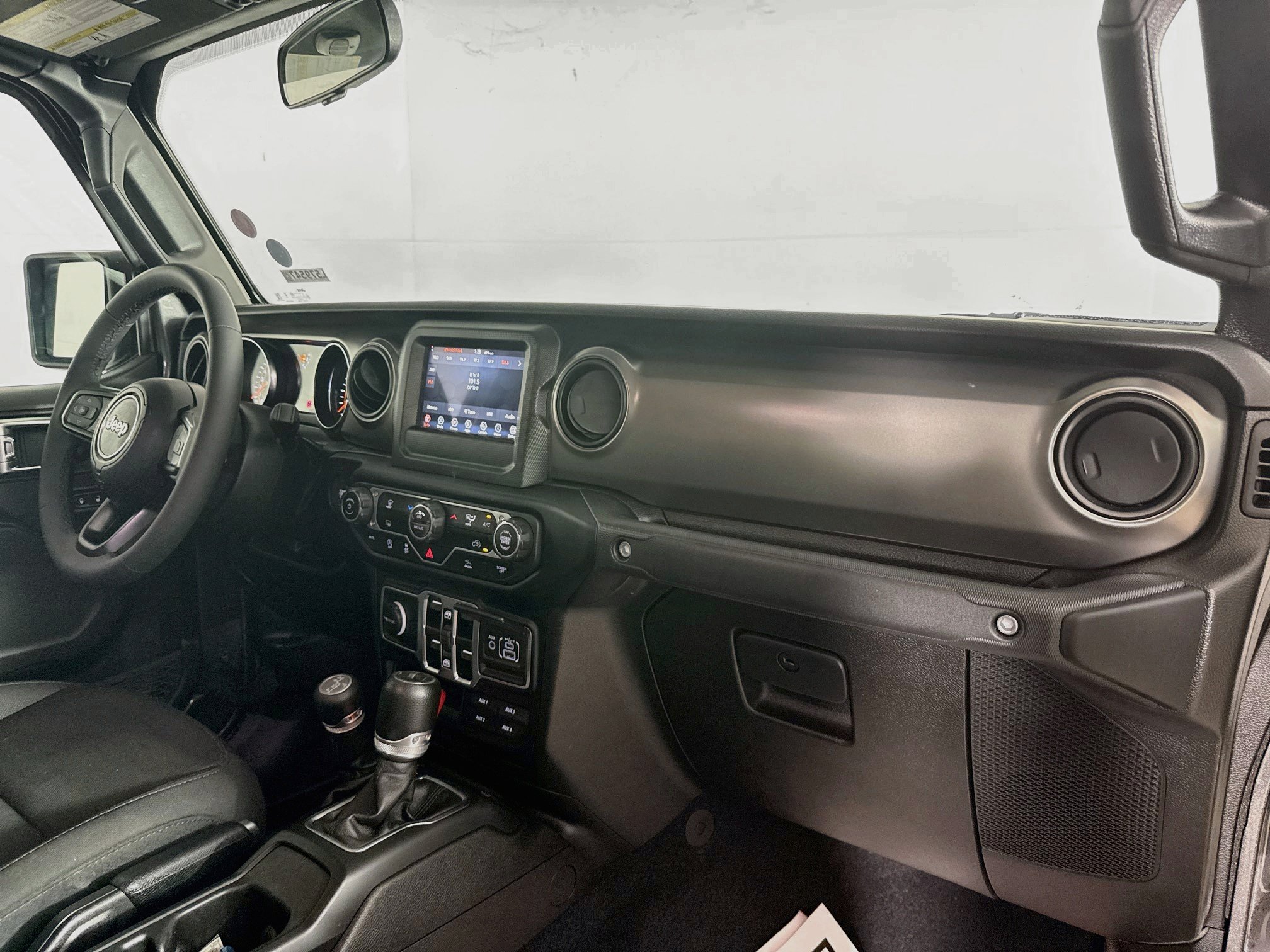 Used 2023 Jeep Gladiator Sport AWD/4WD image 34