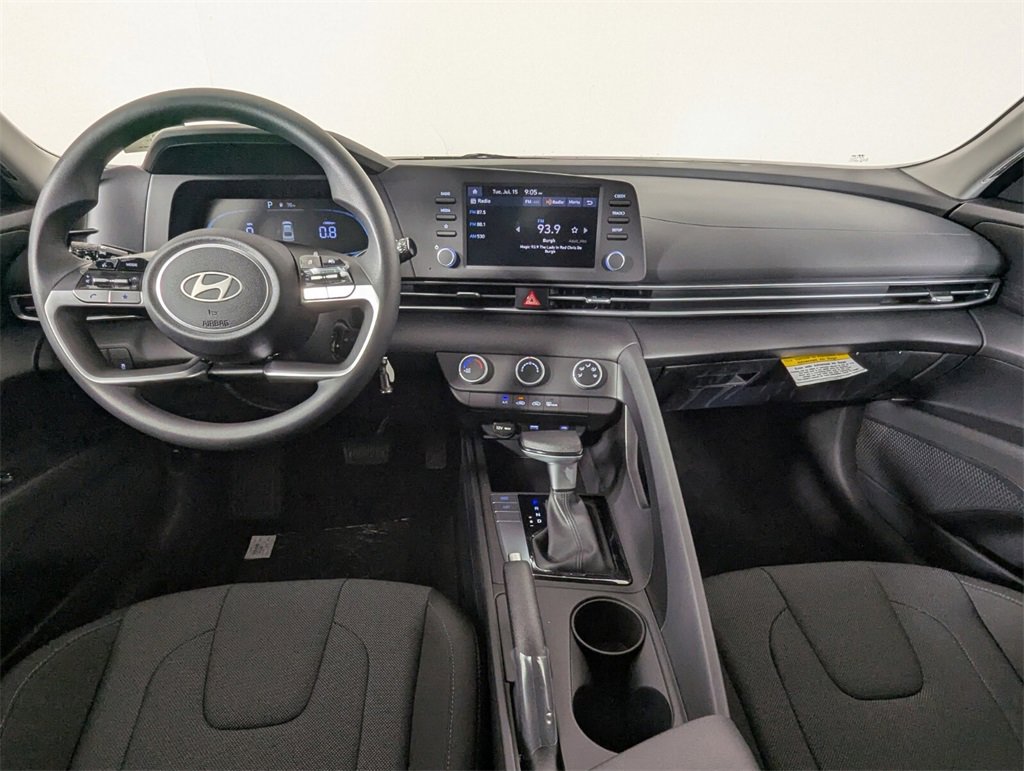 Certified 2025 Hyundai Elantra SE image 15