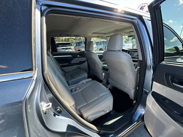 Used 2017 Toyota Highlander XLE image 17
